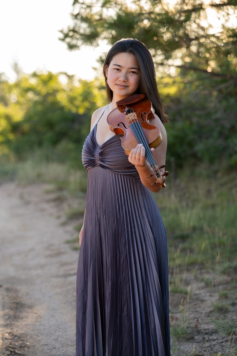 Portrait of Denver violinist Mari Roes holding her violin